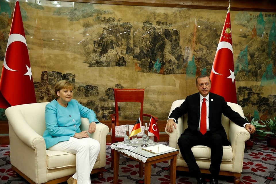 Alman medyası Merkel'in rakibini parlatıyor