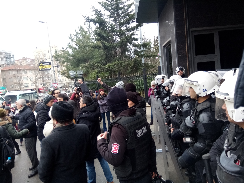 Ankara Üniversitesi'nde bir grup dekanlığı bastı