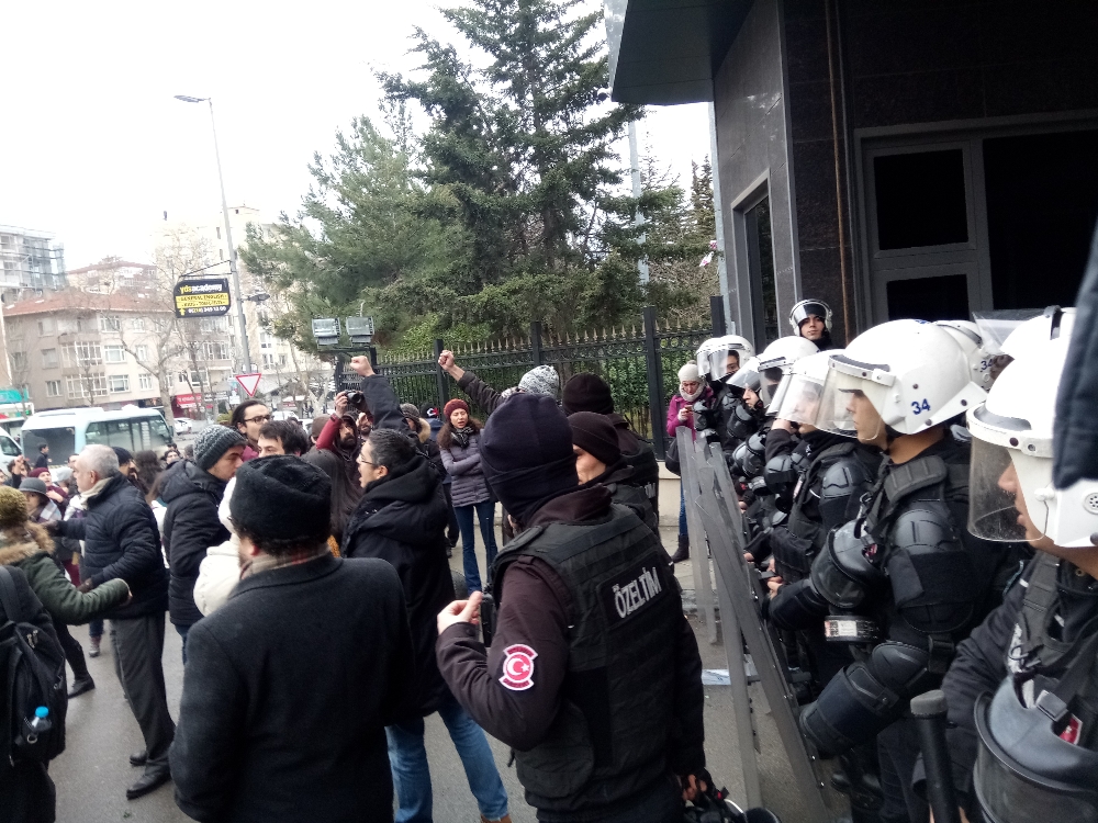 Ankara Üniversitesi'nde bir grup dekanlığı bastı