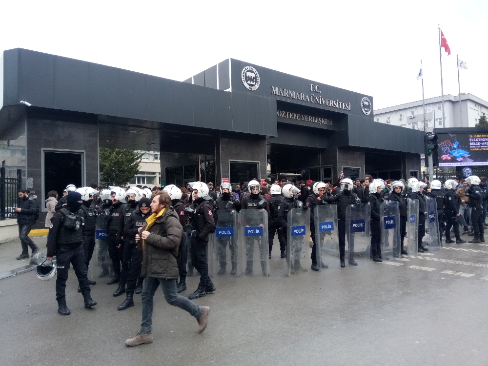 Ankara Üniversitesi'nde bir grup dekanlığı bastı