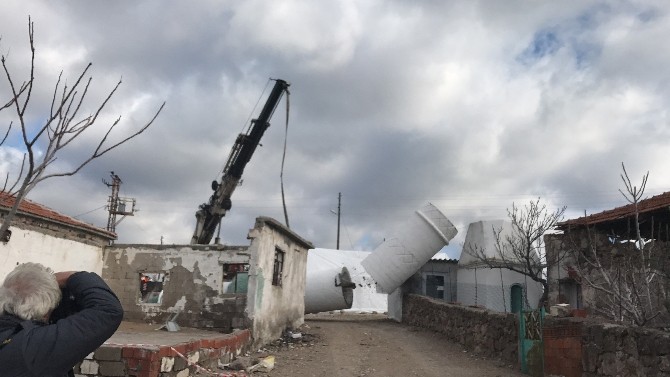 Ayvacık'ta hasarlı caminin minaresi yıkıldı