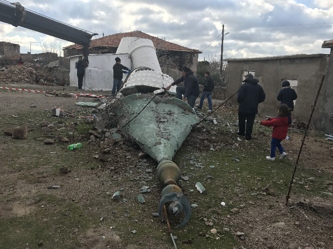 Ayvacık'ta hasarlı caminin minaresi yıkıldı