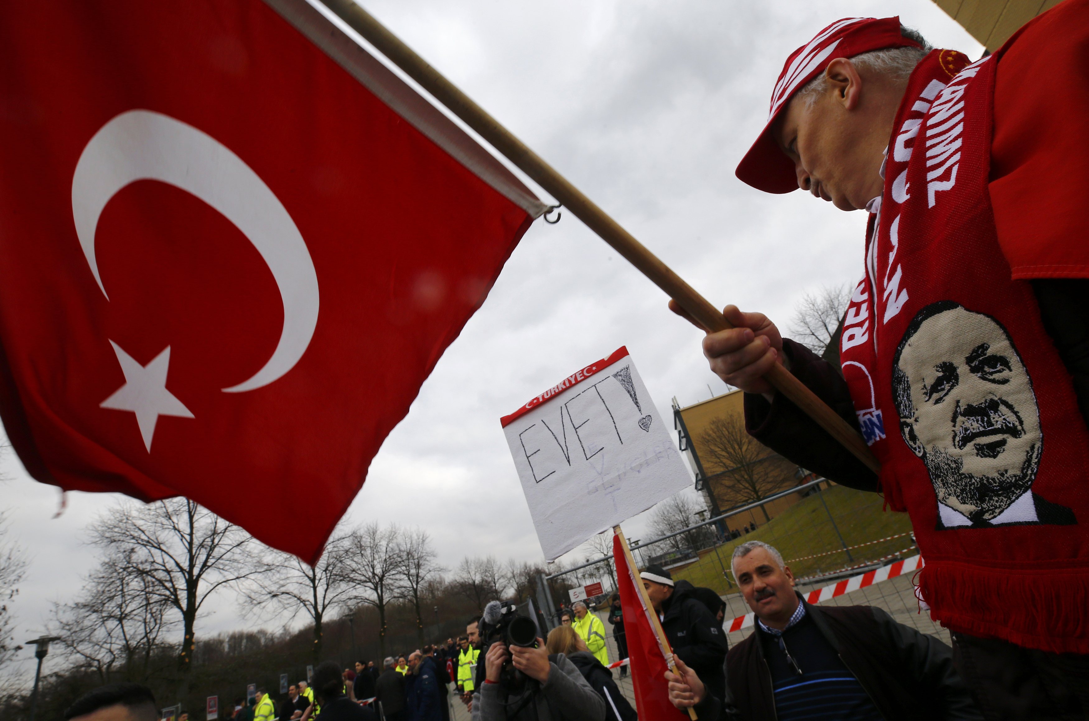 Başbakan Yıldırım Almanya'da gurbetçilerle buluştu