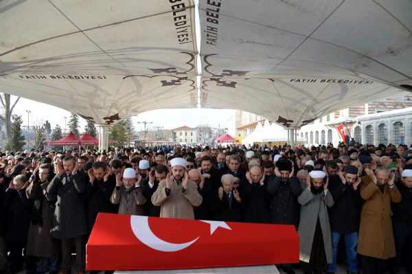 Bülent Osman'ın cenazesi bel hizasında taşındı