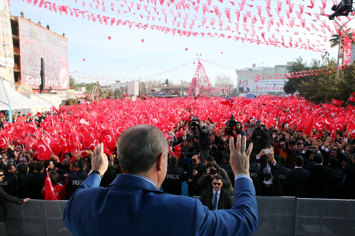 Cumhurbaşkanı meydanlarda milletle buluştu