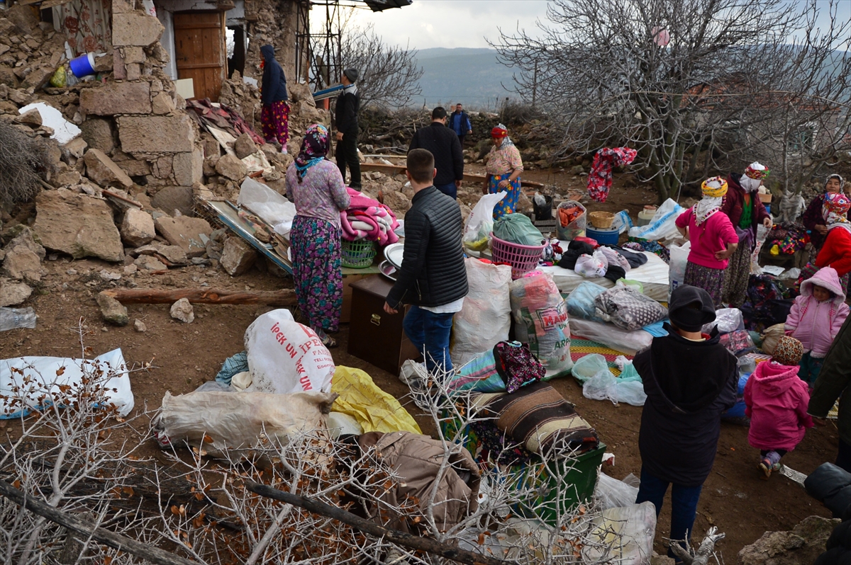 Deprem sonrası Çanakkale köylerinde hasar meydana geldi