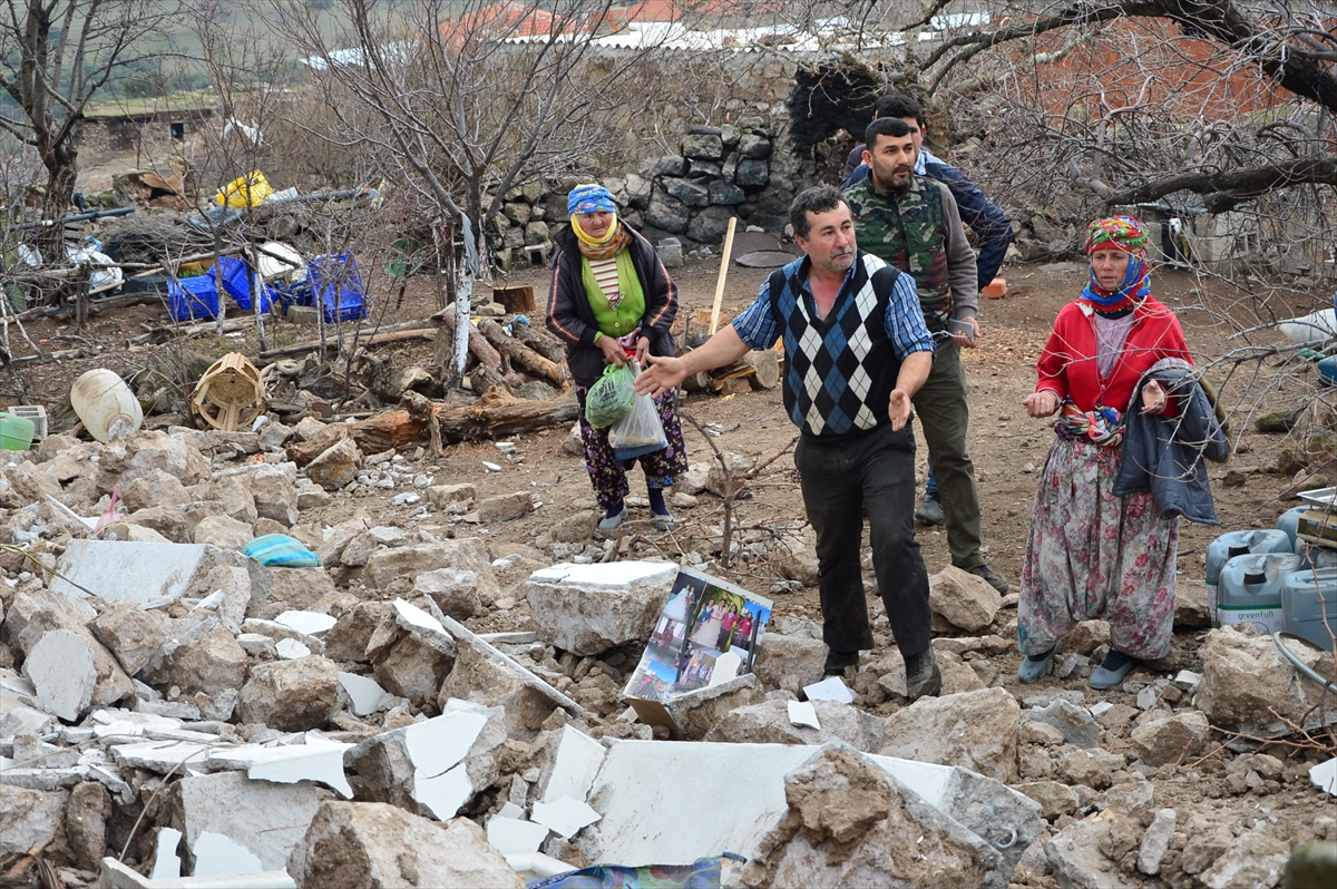 Deprem sonrası Çanakkale köylerinde hasar meydana geldi