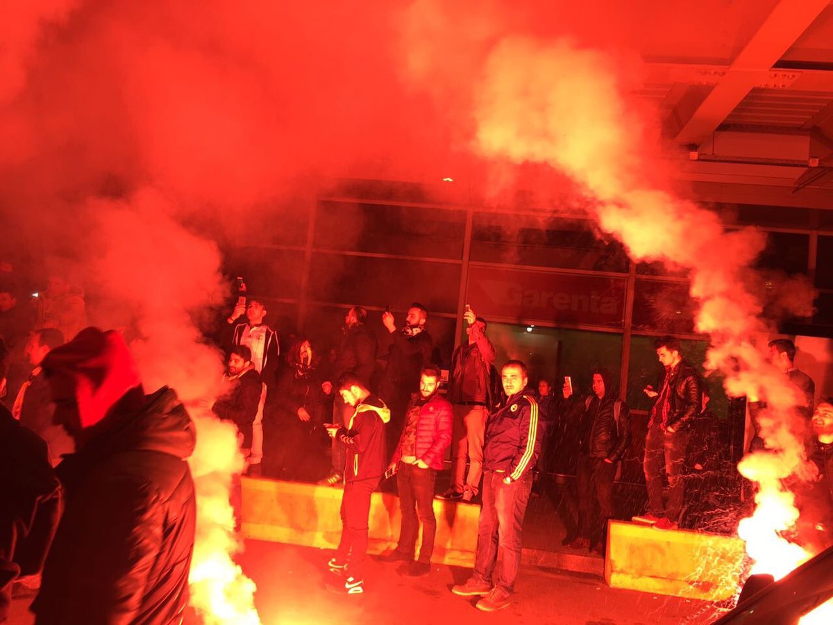 Fenerbahçe taraftarından Sabiha Gökçen'de protesto