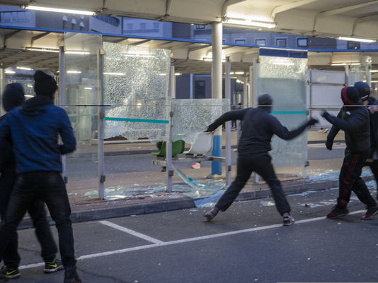 Fransa'da gerginlikler sürüyor: 48 gözaltı