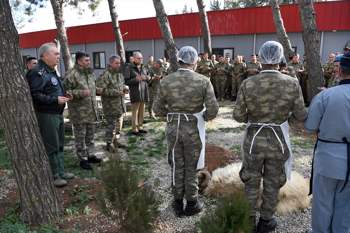 Hulusi Akar El Bab zaferi sonrası kurban kestirdi