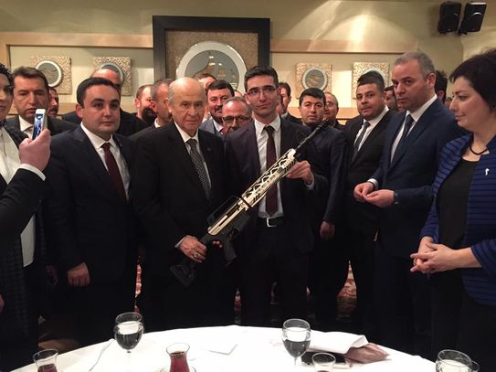 Konya'da Devlet Bahçeli pompalı tüfekle poz verdi