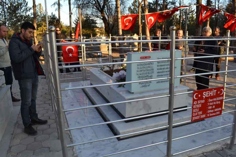 Şehit Ömer Halisdemir'in kabrine doğum günü ziyareti