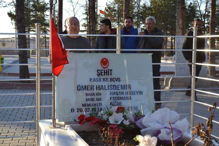 Şehit Ömer Halisdemir'in kabrine doğum günü ziyareti