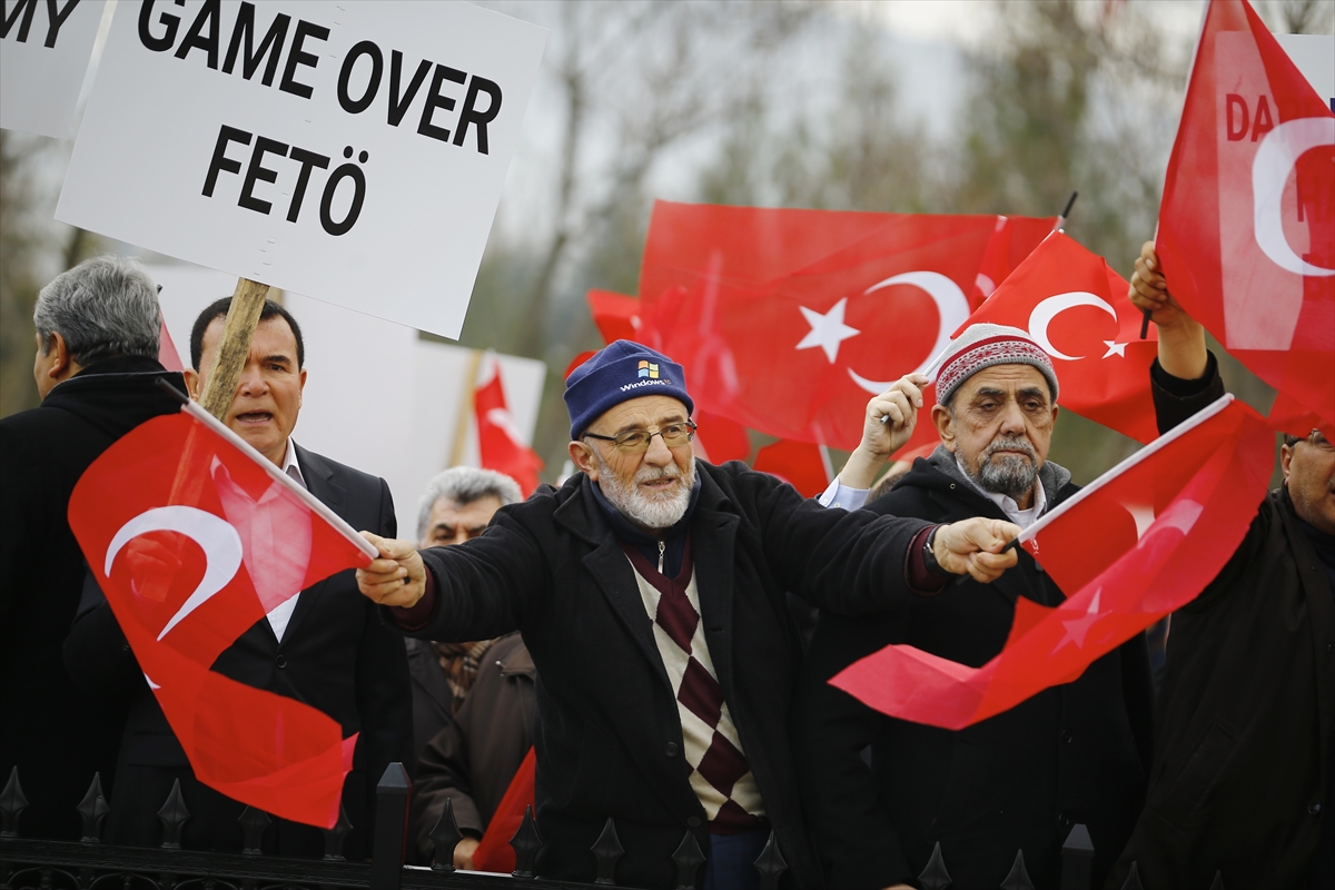 Suikas timi davasında vatandaşlar salon önünde