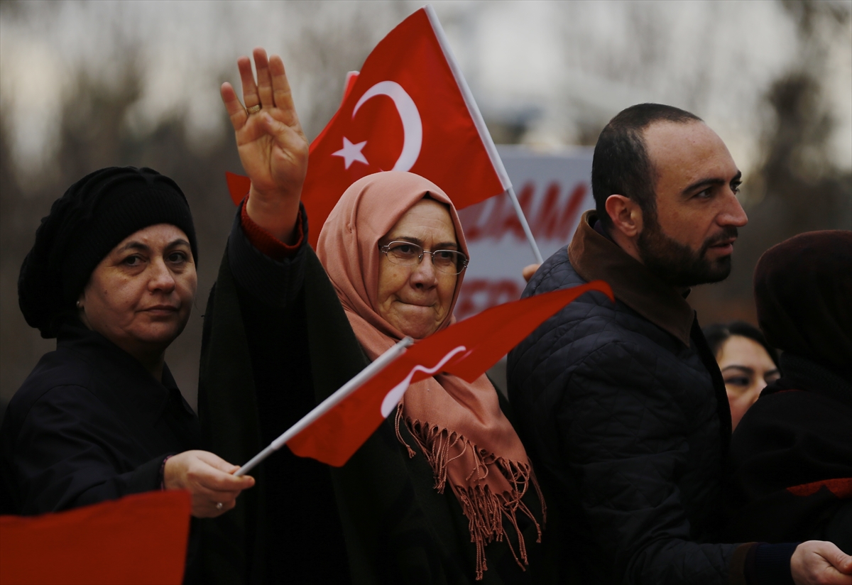 Suikas timi davasında vatandaşlar salon önünde