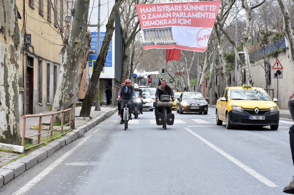 CHP'nin afişlerinde sağ oylara mesaj var