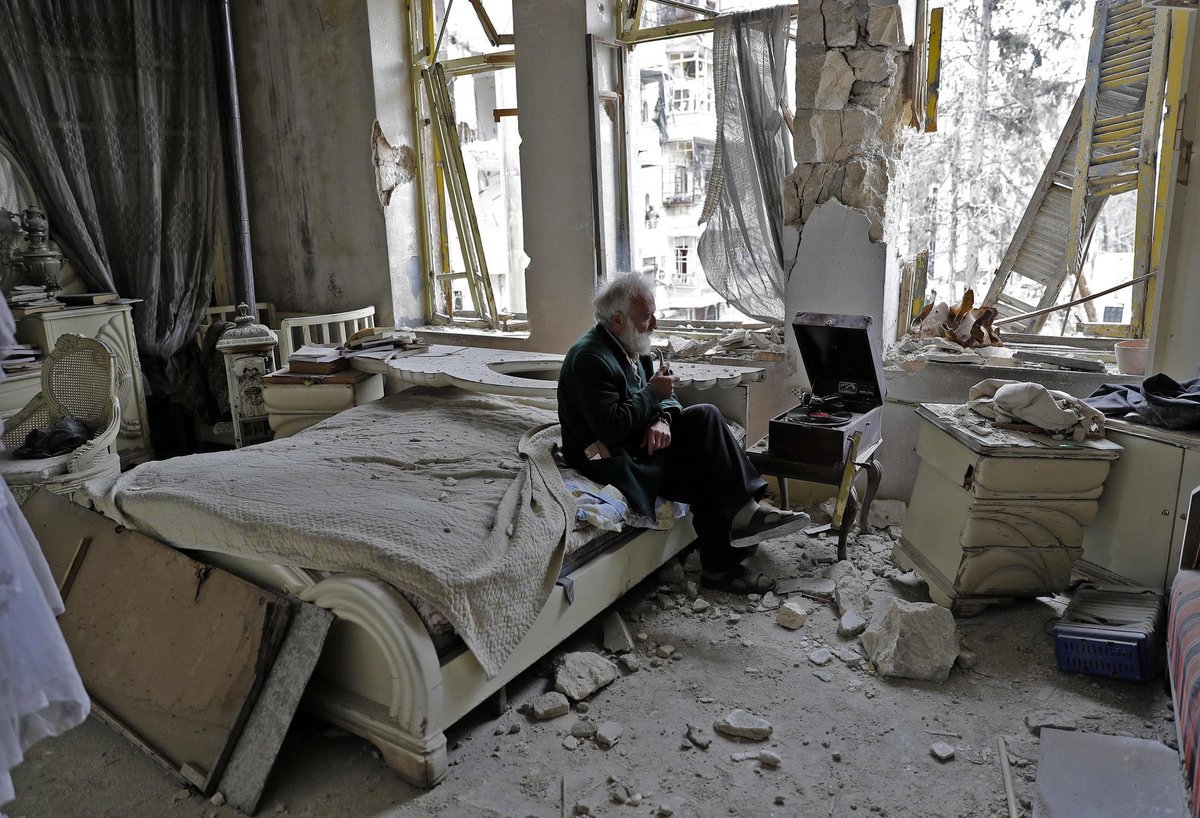 Halep'te yıkılan mahallesine dönen adam