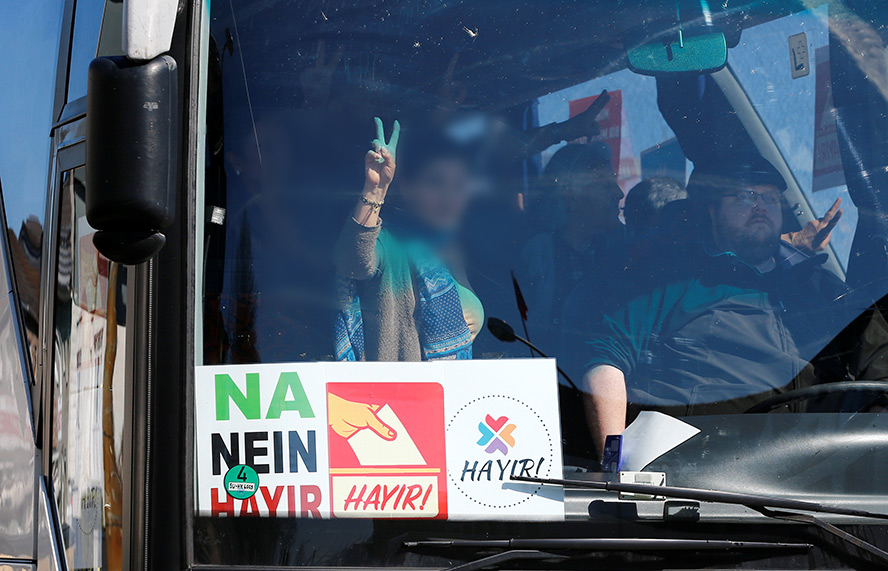 HDP/PKK taraftarları Köln'de oy kullanmaya otobüsle gitti