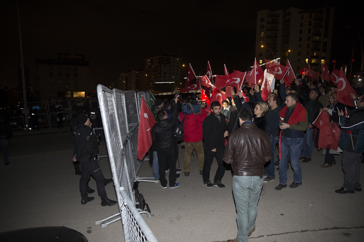 Hollanda temsilcilikleri önünde protesto