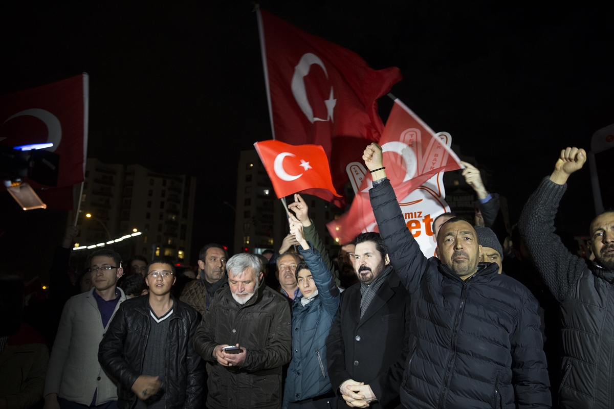 Hollanda temsilcilikleri önünde protesto