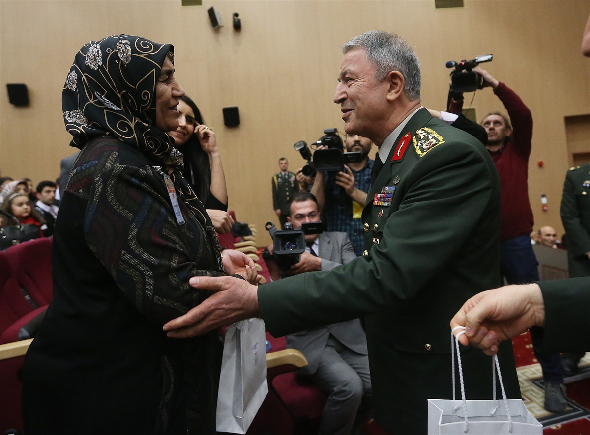 Hulusi Akar şehit aileleriyle yakından ilgilendi