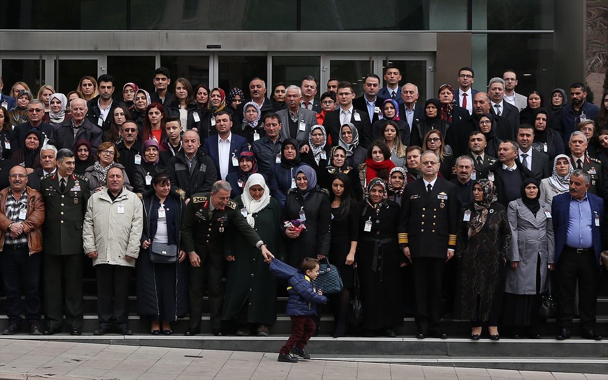 Hulusi Akar şehit aileleriyle yakından ilgilendi