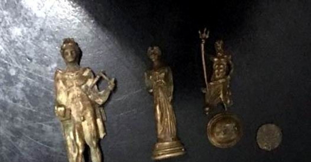Manisa'da 35 sikke, 3 altın heykel ele geçirildi