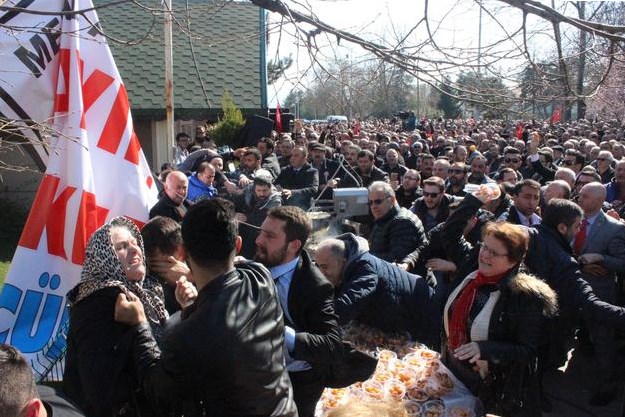 Meral Akşener'in 'hayır' lokmaları kavgada havada uçuştu