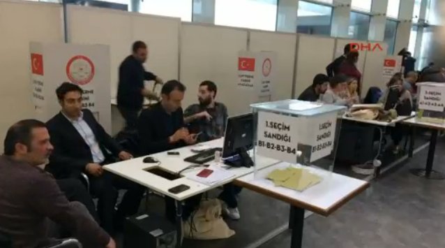 Referandum için oy verme işlemleri başladı