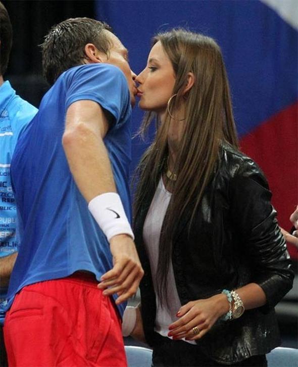Tenisçi Tomas Berdych, Ester Satorova ile nişanlandı