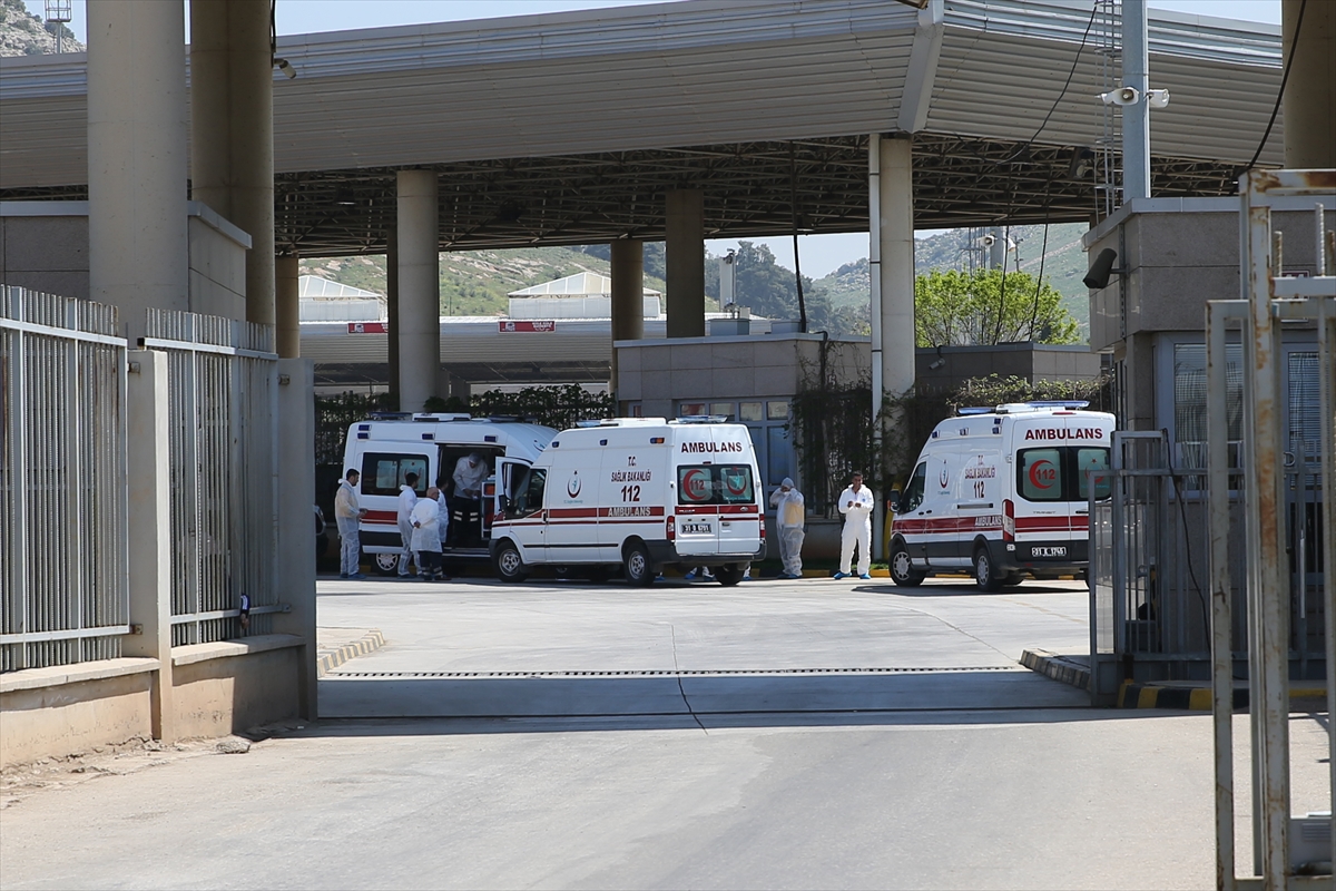 Ambulanslar Hatay'dan İdlib için yola çıktı