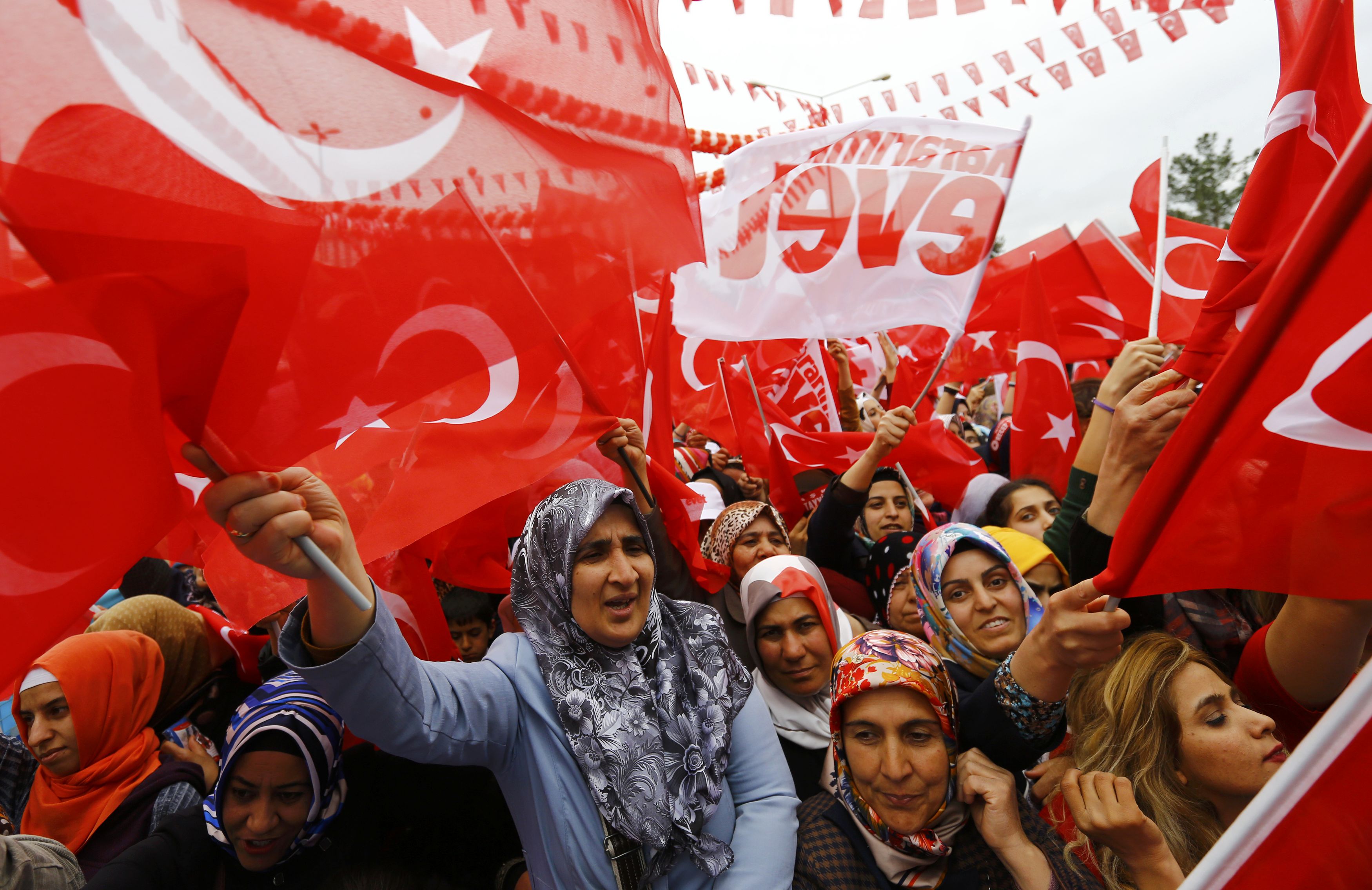 Diyarbakır Meydanı kırmızı-beyaz