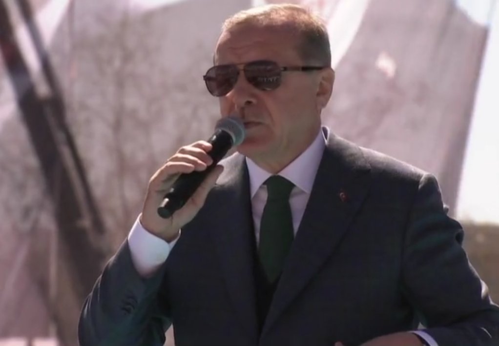 Erdoğan'dan İsviçre'deki pankarta sert tepki