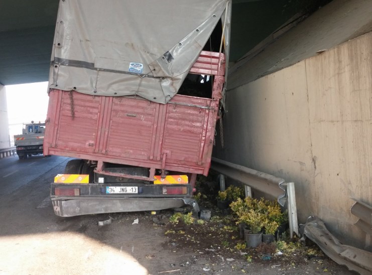 İstanbul'da Anadolu yakası trafiğini felç eden kaza