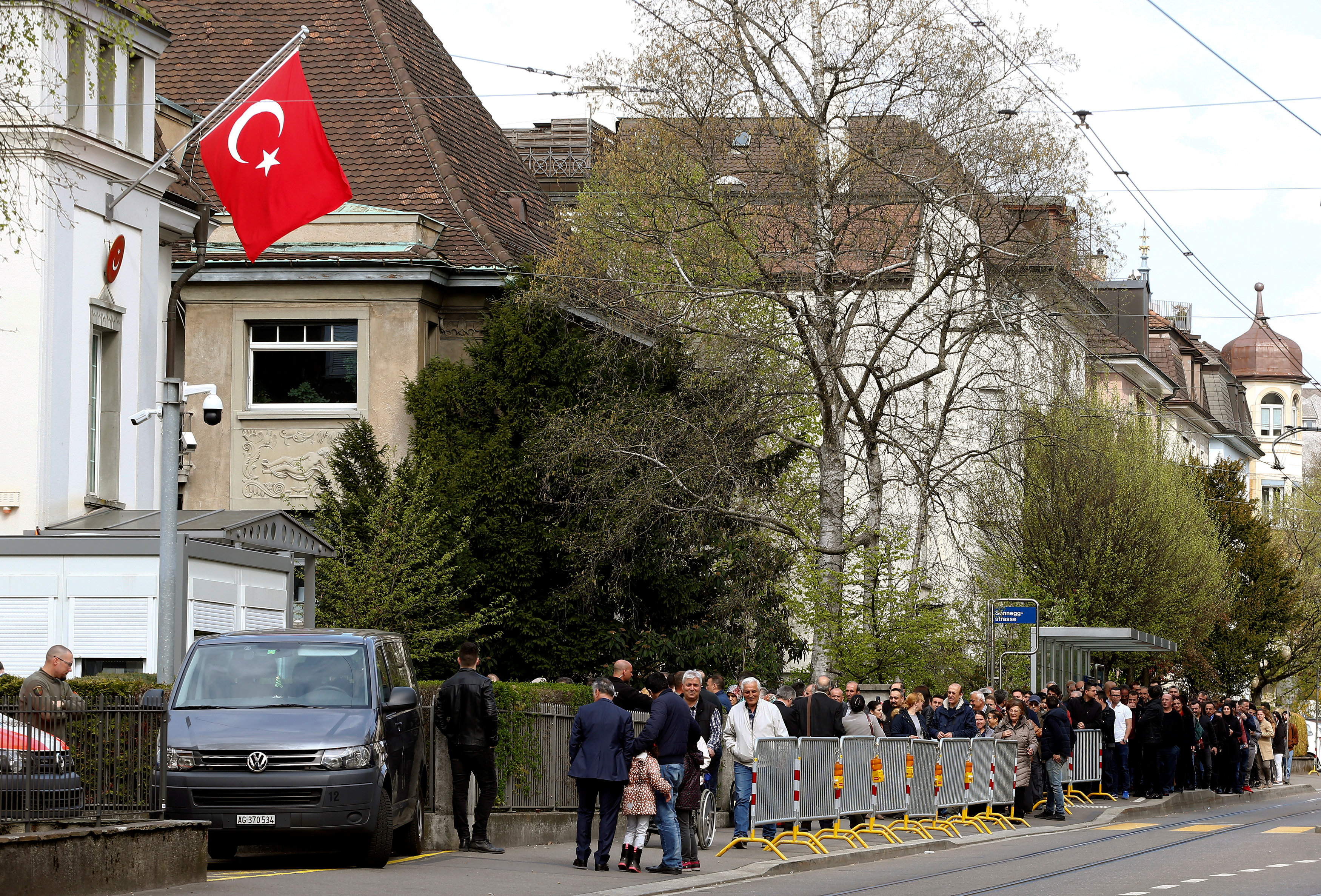 İsviçre'de Türkler sandıklara akın etti
