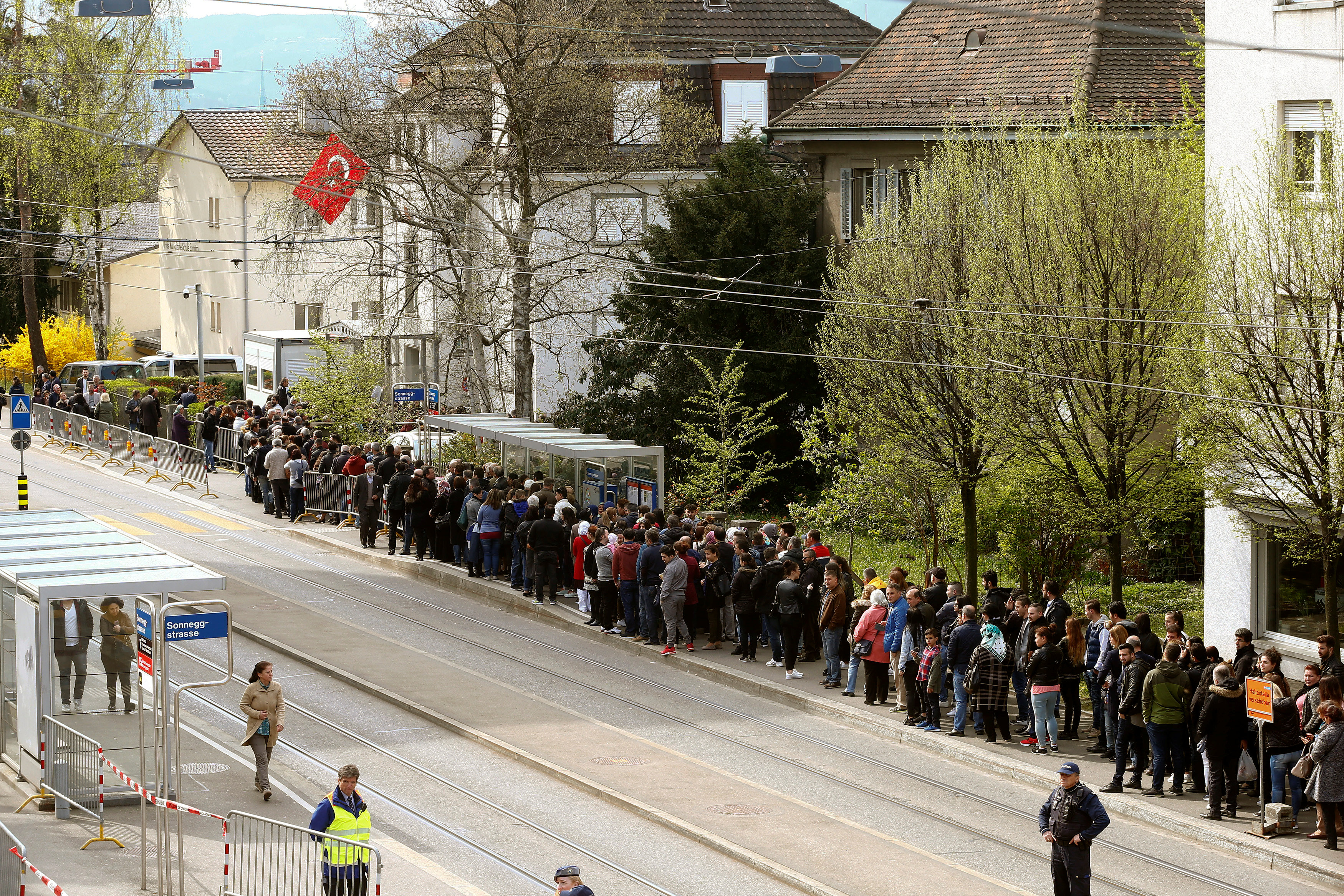 İsviçre'de Türkler sandıklara akın etti