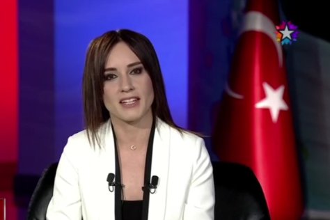 Nazlı Çelik Bahçeli'nin hediye ettiği kolyeyi taktı