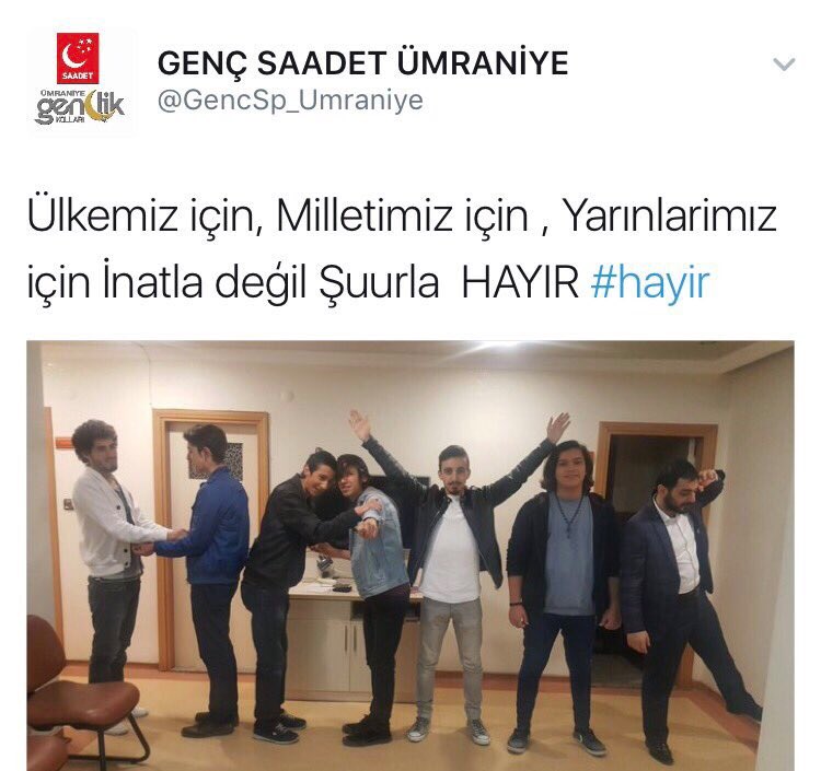 Saadetli gençlerden el hareketli 'hayır' pozu