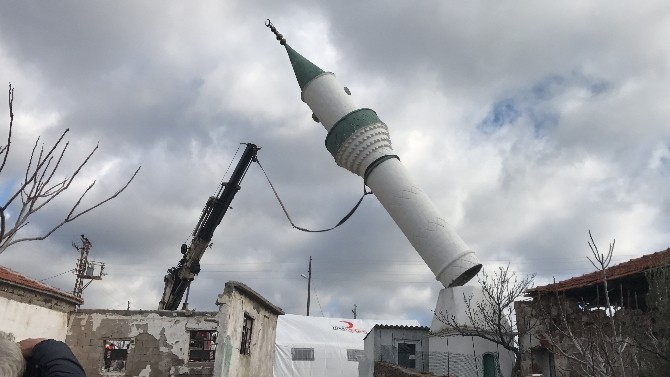 Ayvacık'ta hasarlı caminin minaresi yıkıldı
