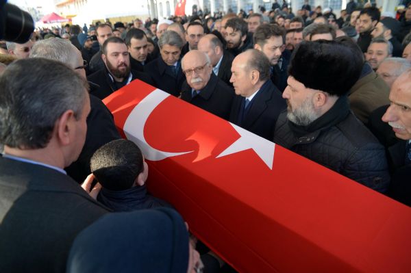 Bülent Osman'ın cenazesi bel hizasında taşındı