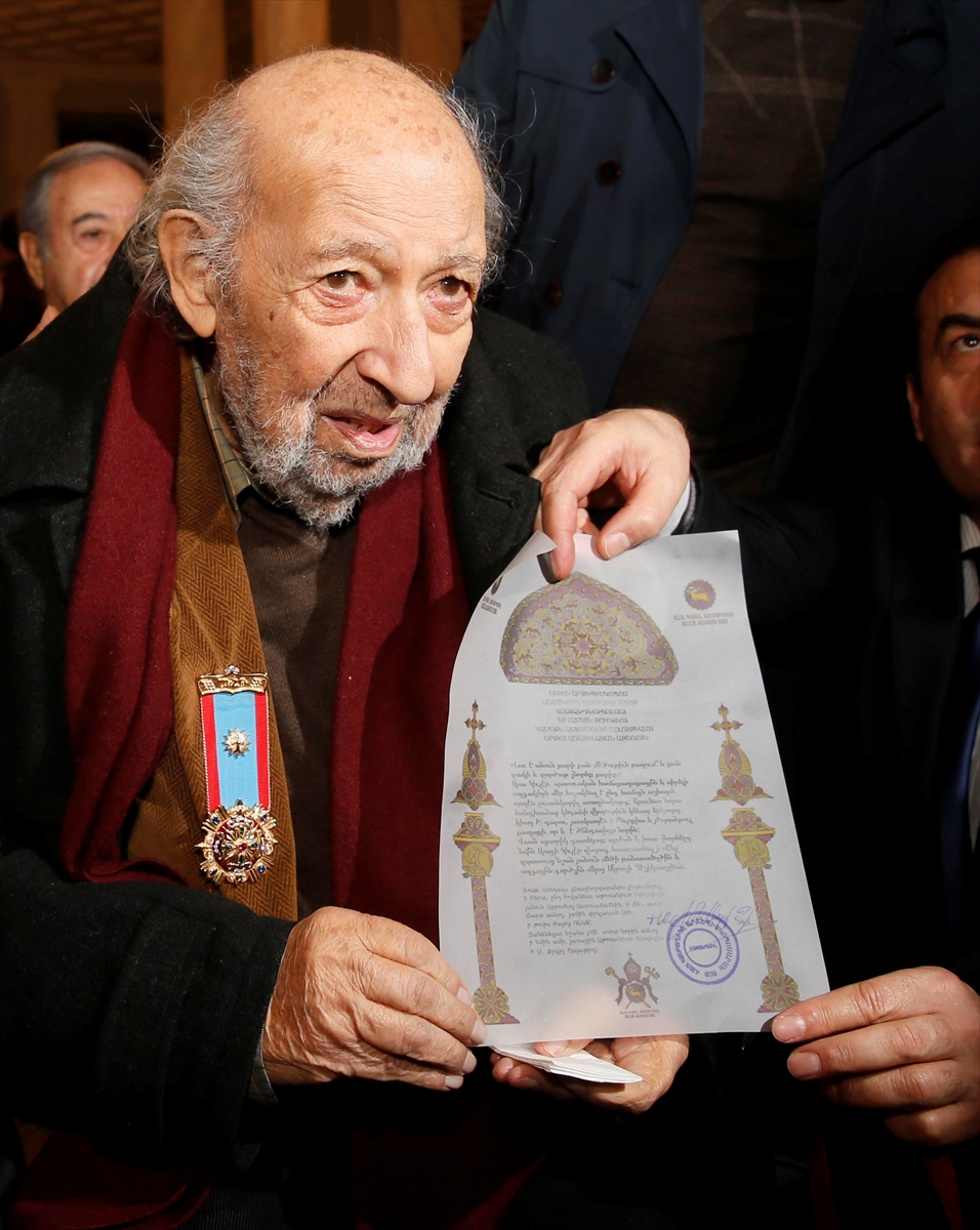 Ara Güler'e Mıgırdiç Beşiktaşlıyan özel nişanı verildi