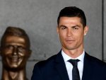 Ronaldo kendisine benzemeyen büstünü görünce şaşırdı